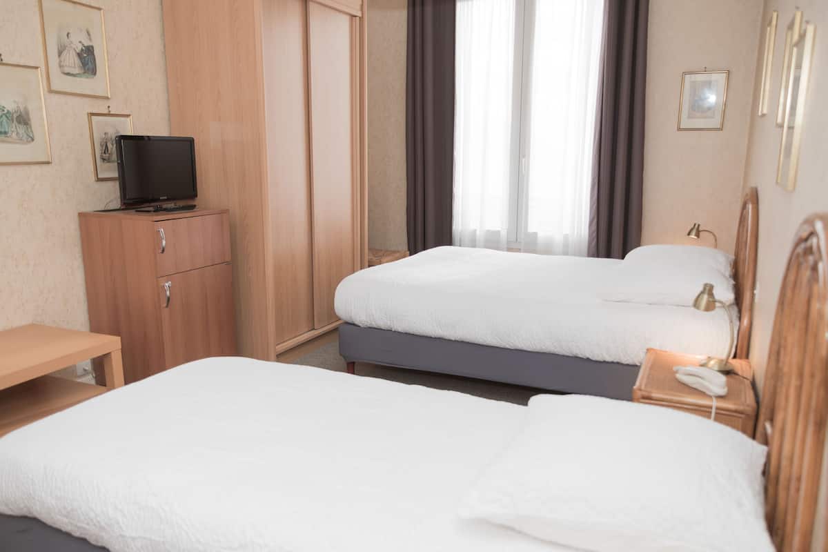 Minibar, skrivebord, strykejern/-brett og wi-fi (inkludert)