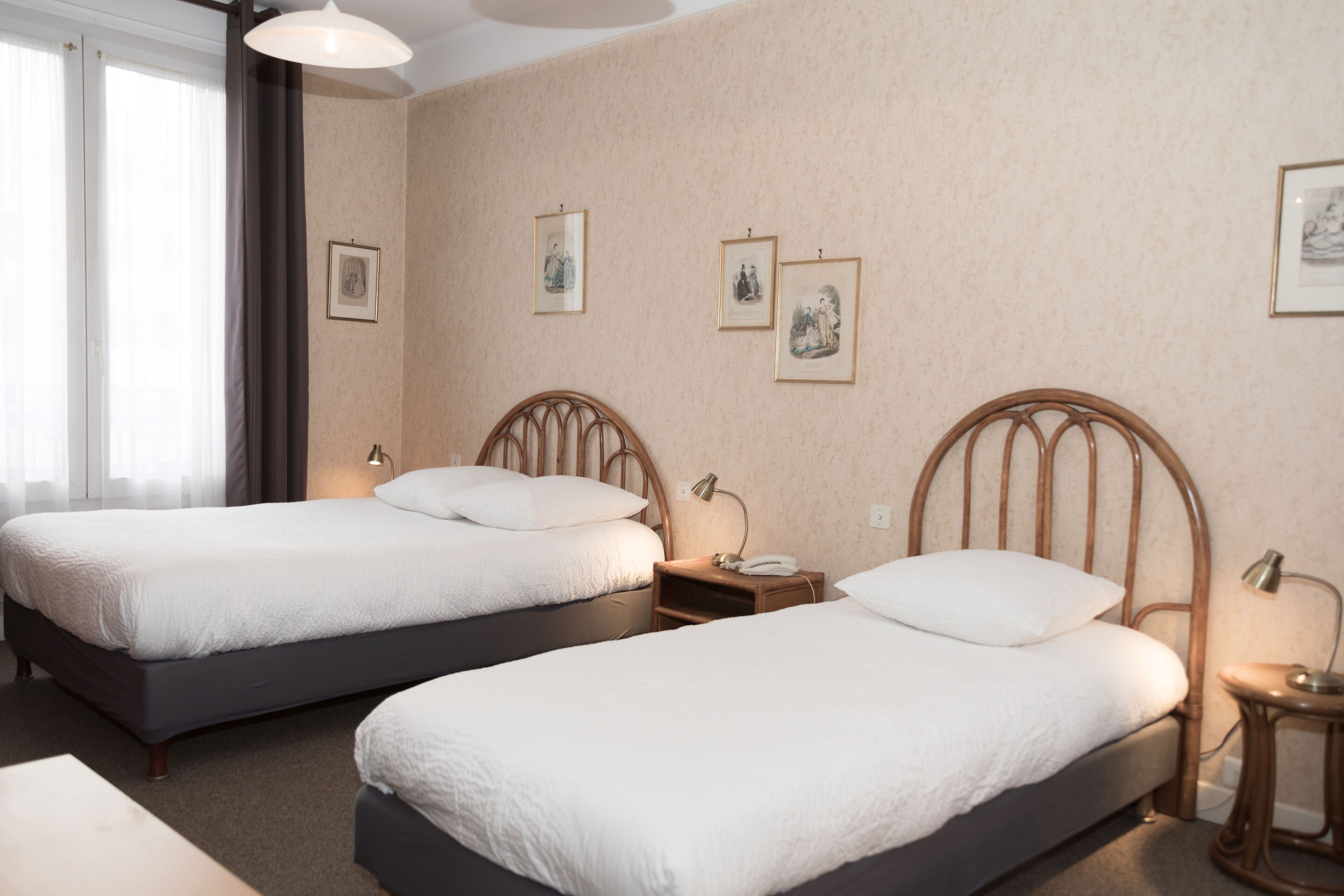 standard twin room | 1 bedroom, minibar, desk, iron/ironing board