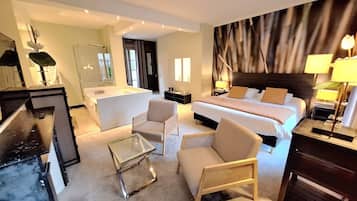 Suite (Domain Spa Zen) | Seprai premium, minibar, brankas, dan didekorasi berbeda-beda