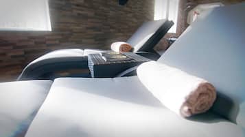 Ein Massagesessel mit Handtuch und Massagegerät.