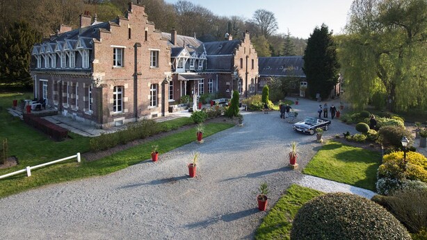 A large, historic building with a gravel driveway, surrounded by well-maintained gardens and a few potted plants. - Domaine de Joinville & Spa (Eu)