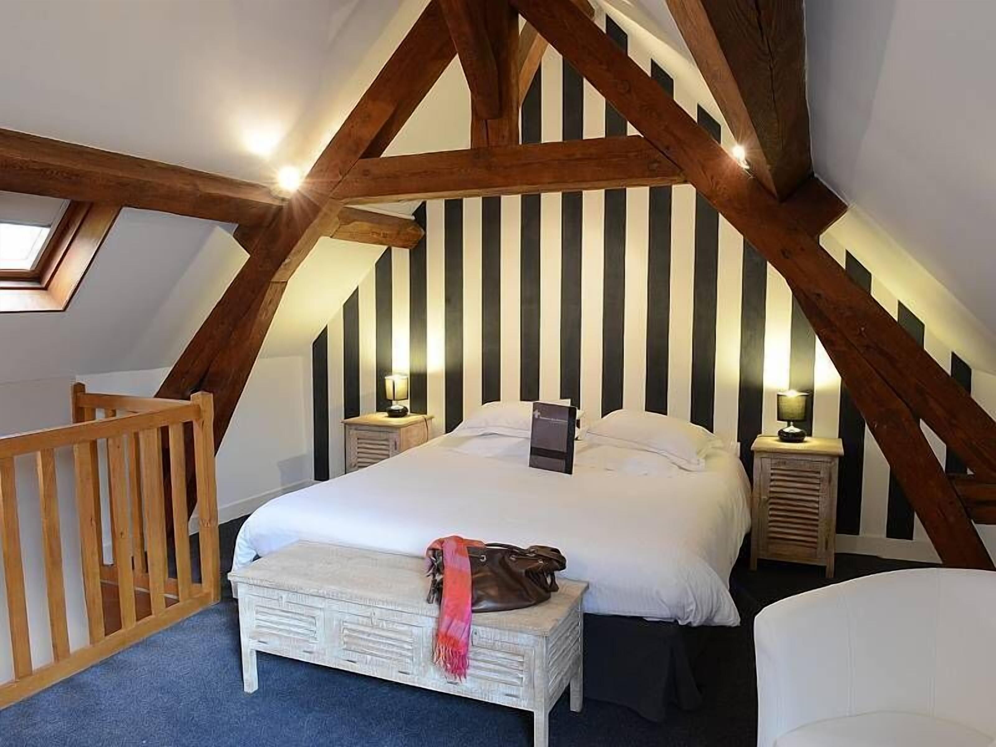 Ropa de cama de alta calidad y minibar 