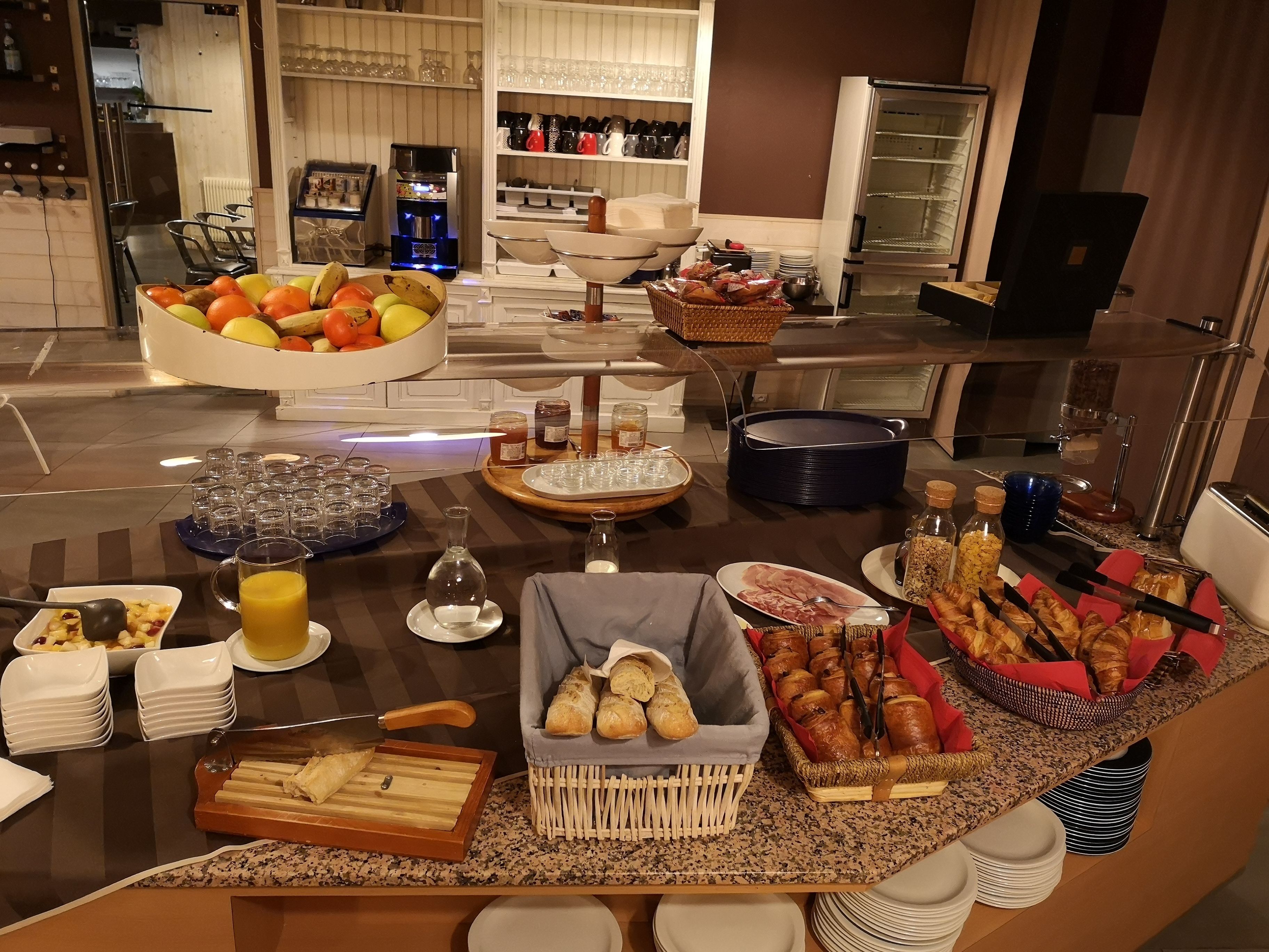 Desayuno buffet (EUR 10 por persona) 