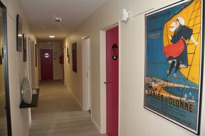 Nệm Select Comfort, bàn, bàn ủi/dụng cụ ủi quần áo, nôi/cũi di động 