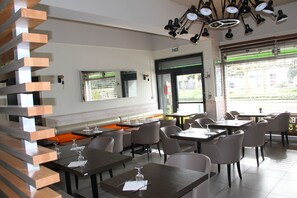 供应早餐、午餐和晚餐