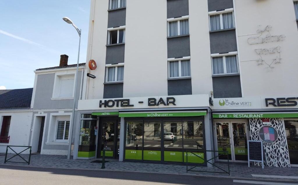 Hotel amb bar i restaurant a la planta baixa, amb façana moderna i grans finestres.
