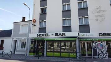 Hotel amb bar i restaurant a la planta baixa, amb façana moderna i grans finestres.