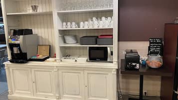 Breakfast, lunch and dinner served