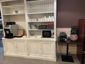 아침 식사, 점심 식사 및 저녁 식사 제공