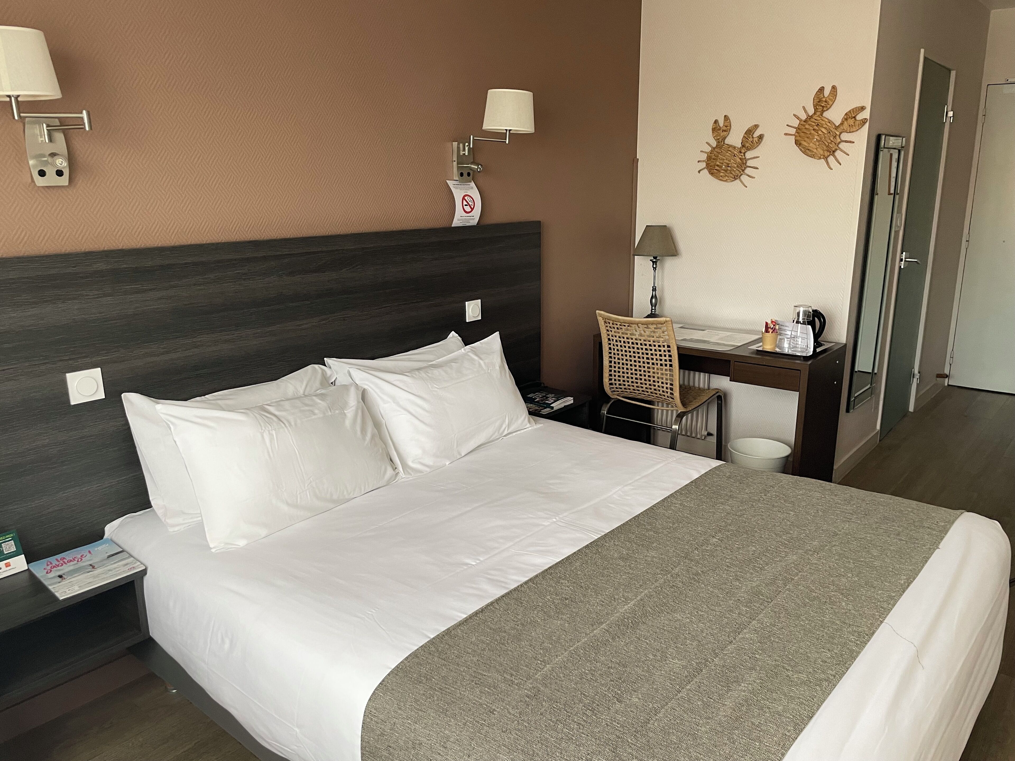 Chambre Double Standard | Matelas Select Comfort, bureau, fer et planche à repasser, lit parapluie