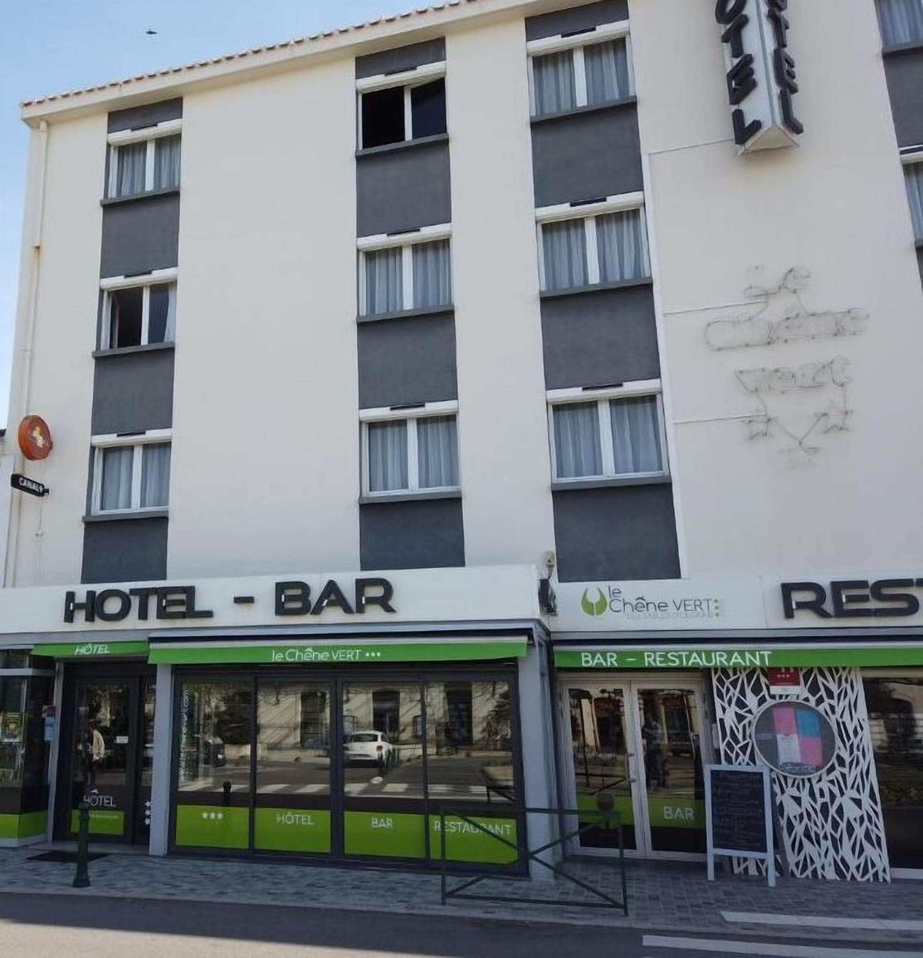 Un hotel con bar y restaurante en la planta baja.