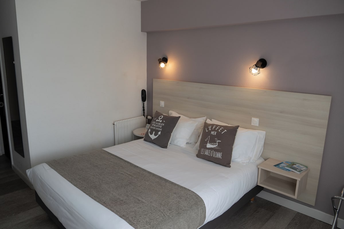 Comfort-herbergi með tvíbreiðu rúmi - 1 tvíbreitt rúm | Rúm með Select Comfort dýnum, skrifborð, straujárn/strauborð, ferðavagga