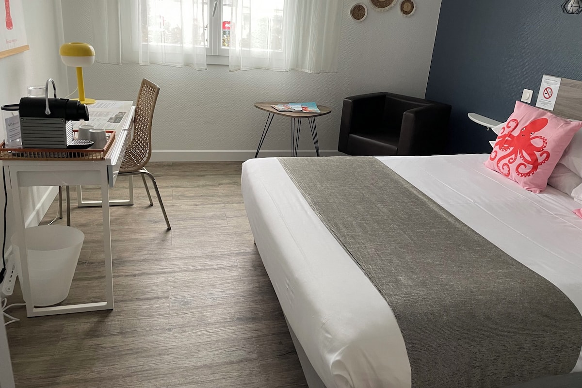 Comfort Double Room, 1 Double Bed | Select Comfort beds, desk, iron/ironing board, travel crib