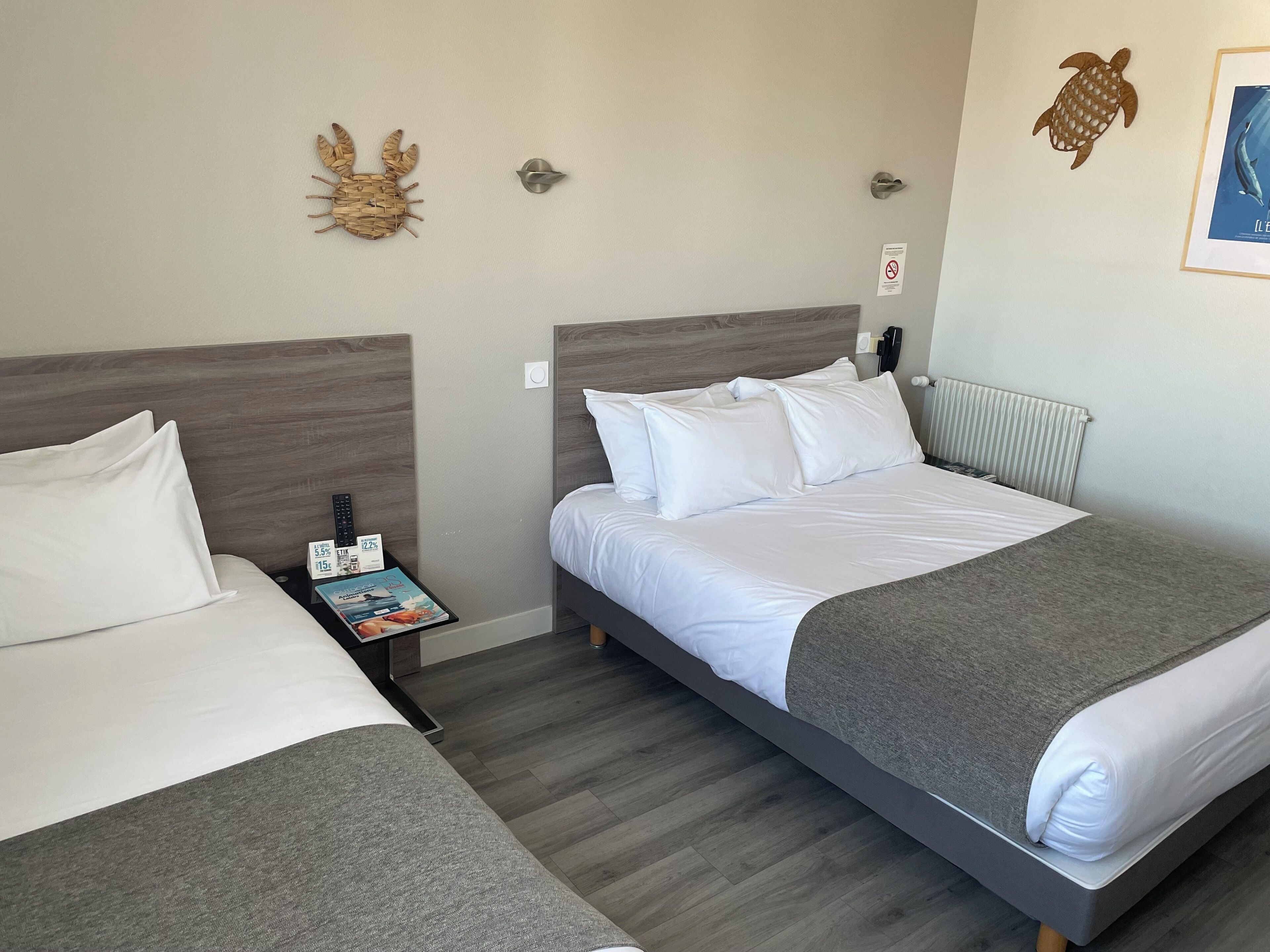 Phòng 3 Tiêu chuẩn, bồn tắm | Nệm Select Comfort, bàn, bàn ủi/dụng cụ ủi quần áo, nôi/cũi di động 