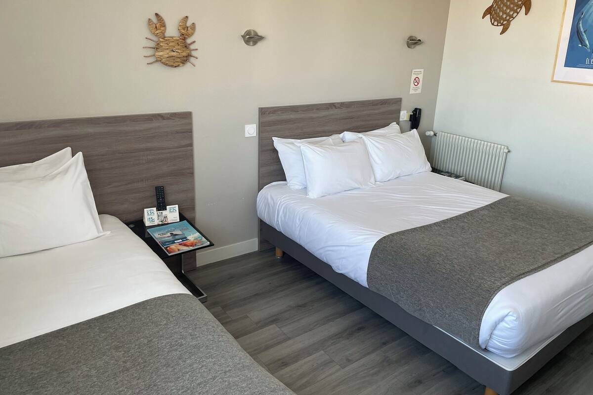 Phòng 3 Tiêu chuẩn, bồn tắm | Nệm Select Comfort, bàn, bàn ủi/dụng cụ ủi quần áo, nôi/cũi di động