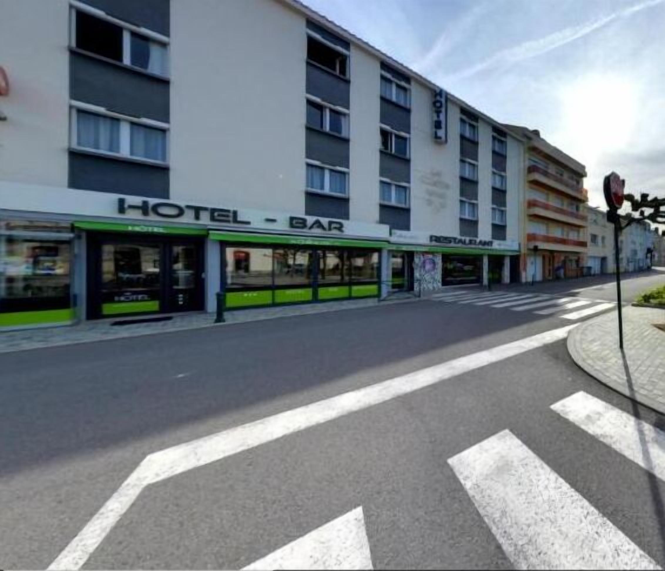 Un hôtel doté d’un bar et d’un restaurant situés au rez-de-chaussée.
