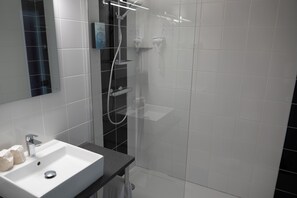 Phòng đôi tiện nghi đơn giản, 1 giường đôi | Nệm Select Comfort, bàn, bàn ủi/dụng cụ ủi quần áo, nôi/cũi di động