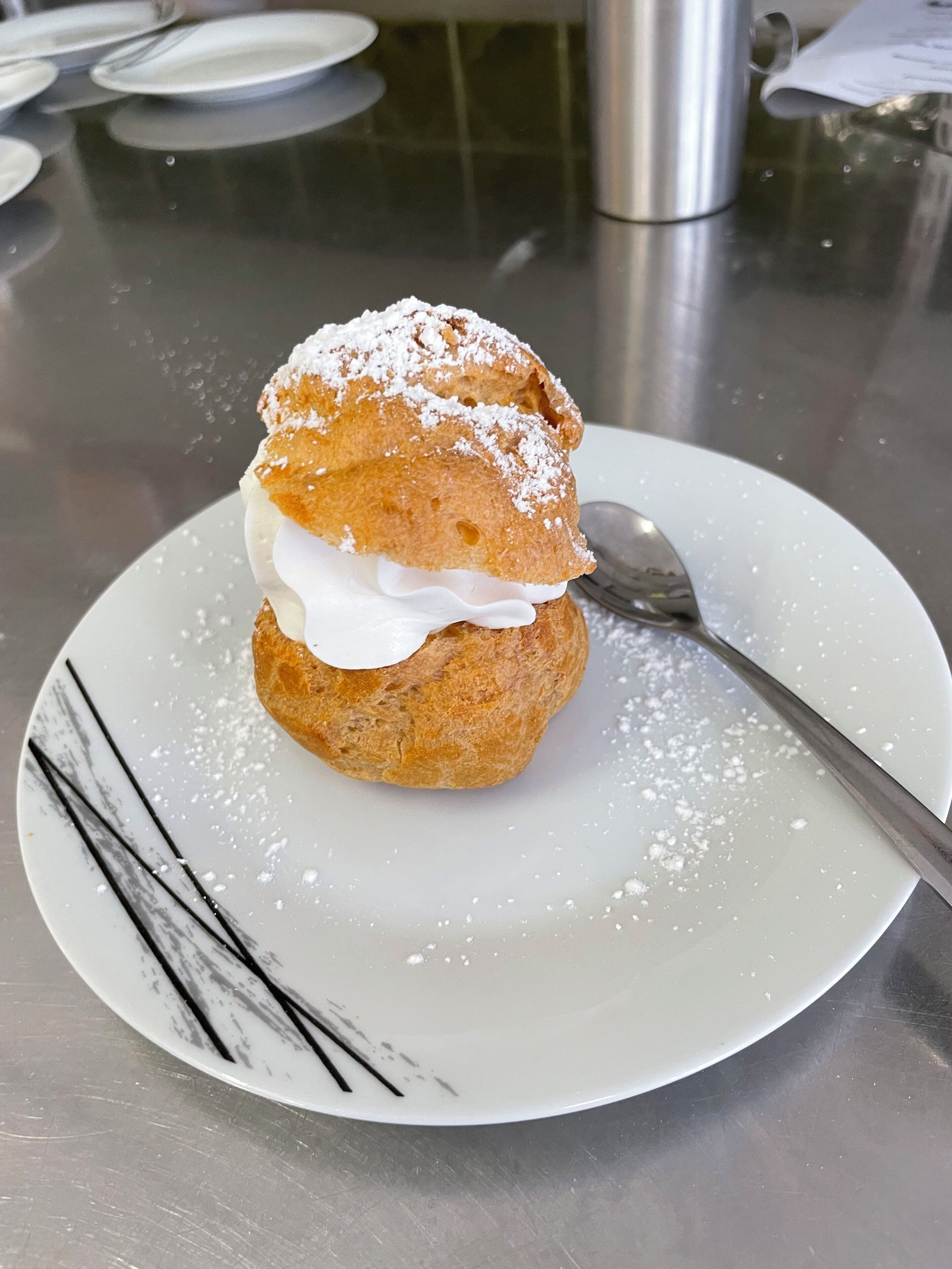 Un postre en un plato con azúcar glas.