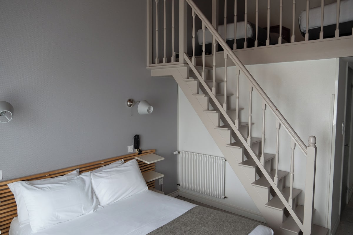 Herbergi fyrir fjóra | Rúm með Select Comfort dýnum, skrifborð, straujárn/strauborð, ferðavagga