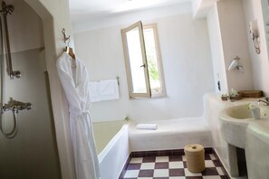 Free toiletries, hair dryer, bathrobes, towels