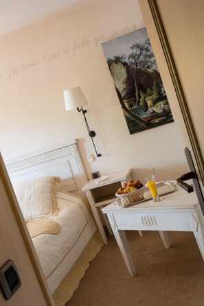 Minibar, Zimmersafe, Schreibtisch, Babybetten