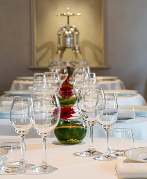 Déjeuner et dîner servis sur place, spécialités Cuisine française