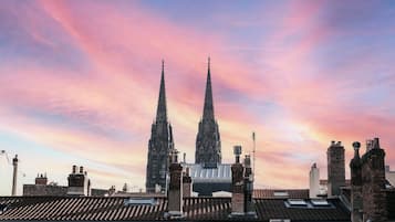 On aperçoit deux hautes flèches se découpant sur un ciel aux couleurs vives, probablement un élément d’un bâtiment historique.