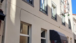 A hotel with a sign reading "DAV HOTEL" and a black awning with the same name. - Citotel Dav'hotel Jaude (Clermont-Ferrand)