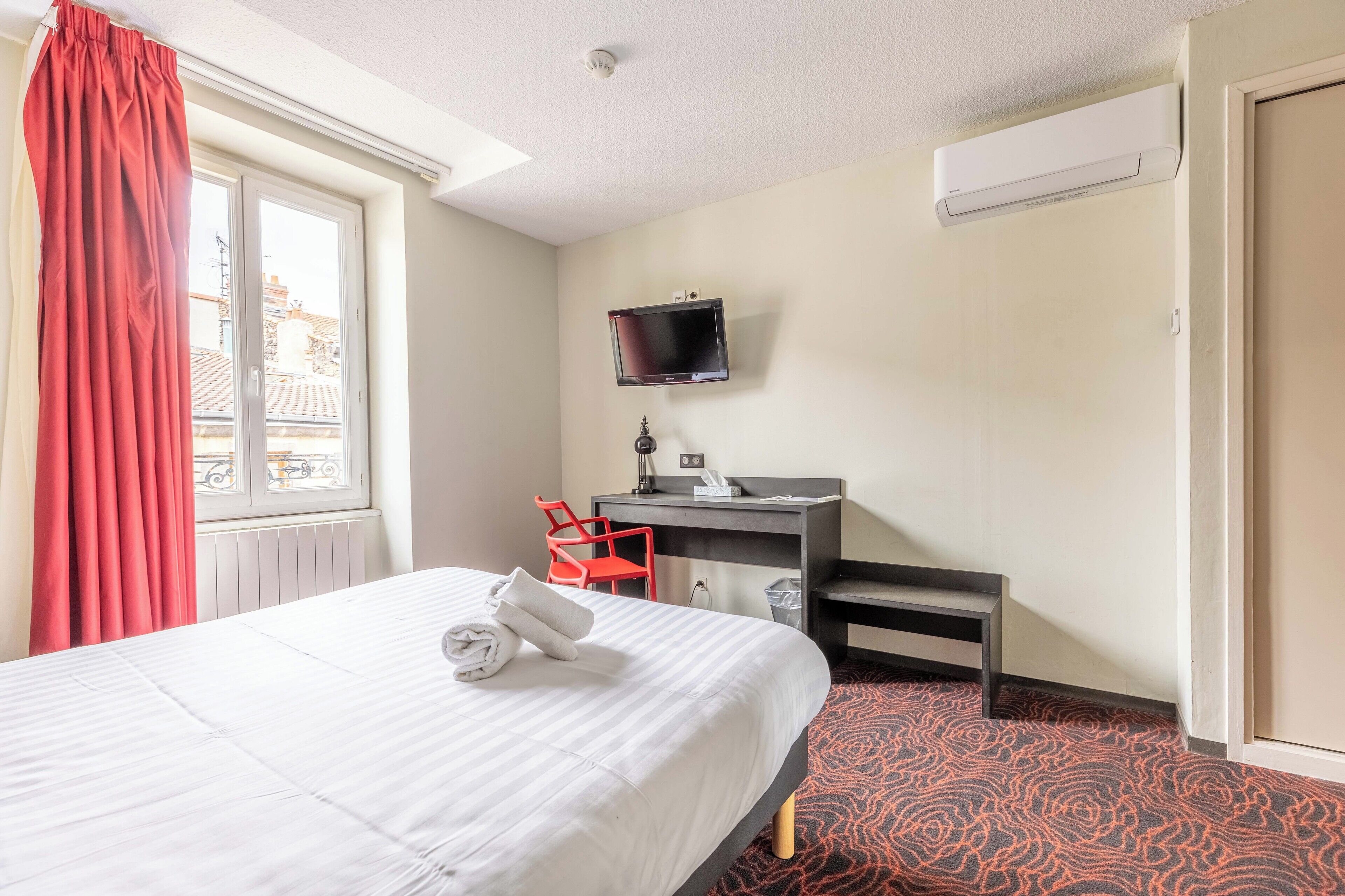 twin room | individually decorated, desk, blackout curtains, soundproofing