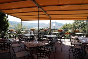 Serviço de café da manhã, almoço, jantar; vistas para o jardim
