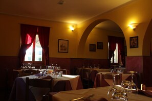 Serviço de café da manhã, almoço, jantar; vistas para o jardim