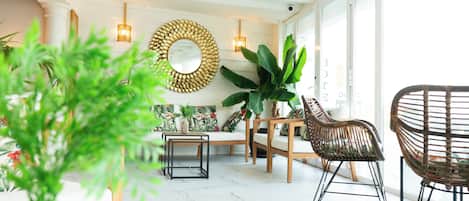 Coin salon dans le hall