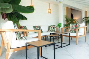 Coin salon dans le hall