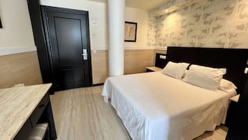 Habitación triple | Minibar, caja de seguridad en la habitación, escritorio y wifi gratis