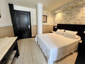 Chambre Triple | Minibar, coffres-forts dans les chambres, bureau, Wi-Fi gratuit