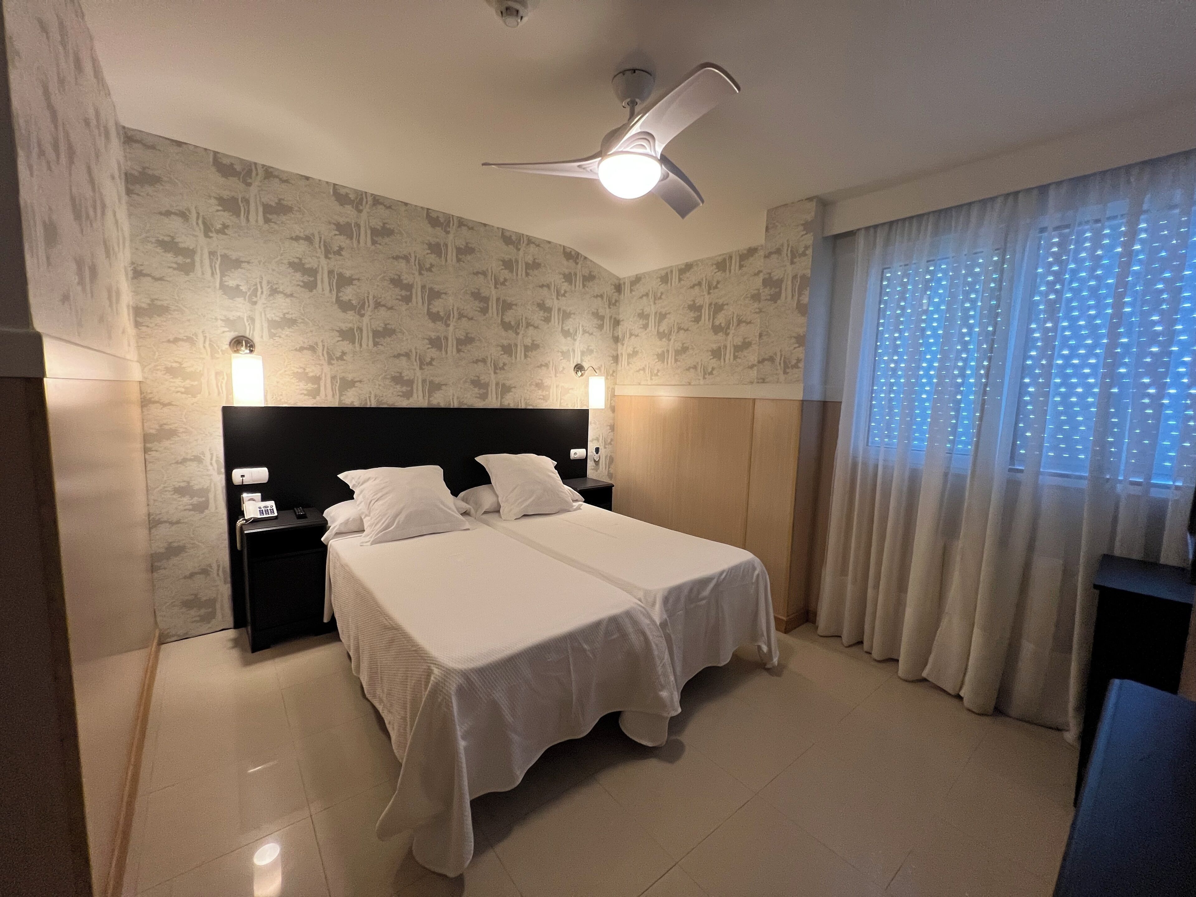 Dobbeltrom | Minibar, safe på rommet, skrivebord og wi-fi (inkludert)