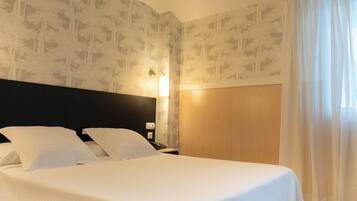 Een minibar, een kluis op de kamer, een bureau, gratis wifi