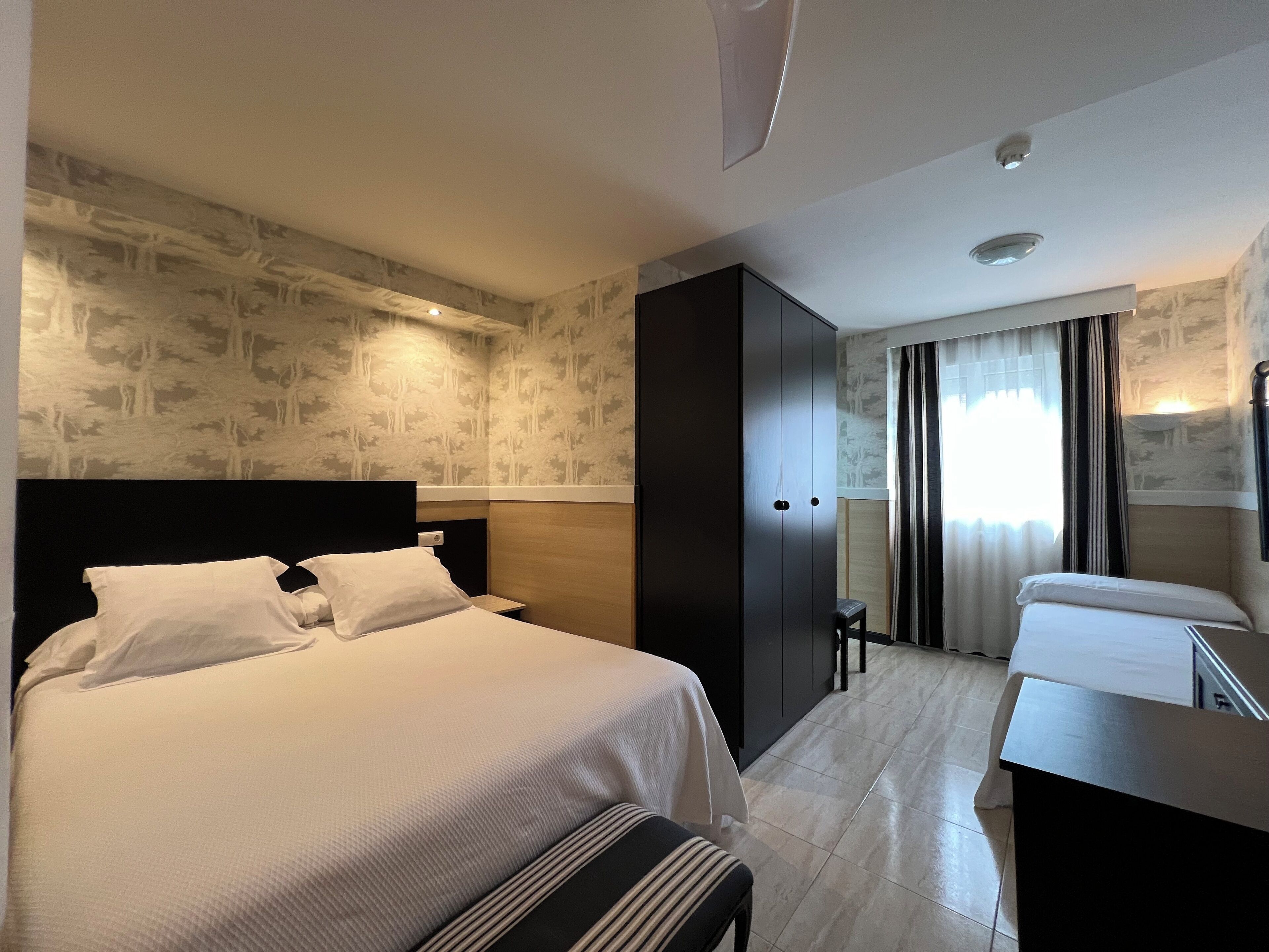 三人房 | 迷你吧、客房内保险箱、办公桌、免费 WiFi