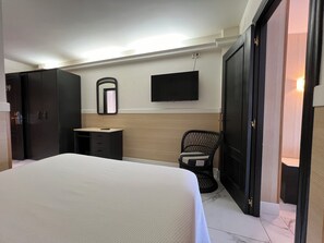 Quarto casal família | Frigobar, cofres nos quartos, escrivaninha, Wi-Fi de cortesia