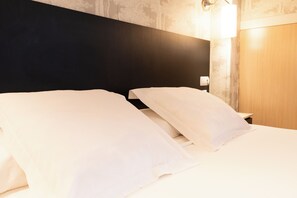 雙人房 | 迷你吧、客房內保險箱、書桌、免費無線上網