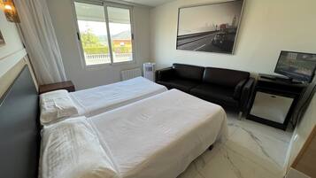 Familie tweepersoonskamer | Een minibar, een kluis op de kamer, een bureau, gratis wifi