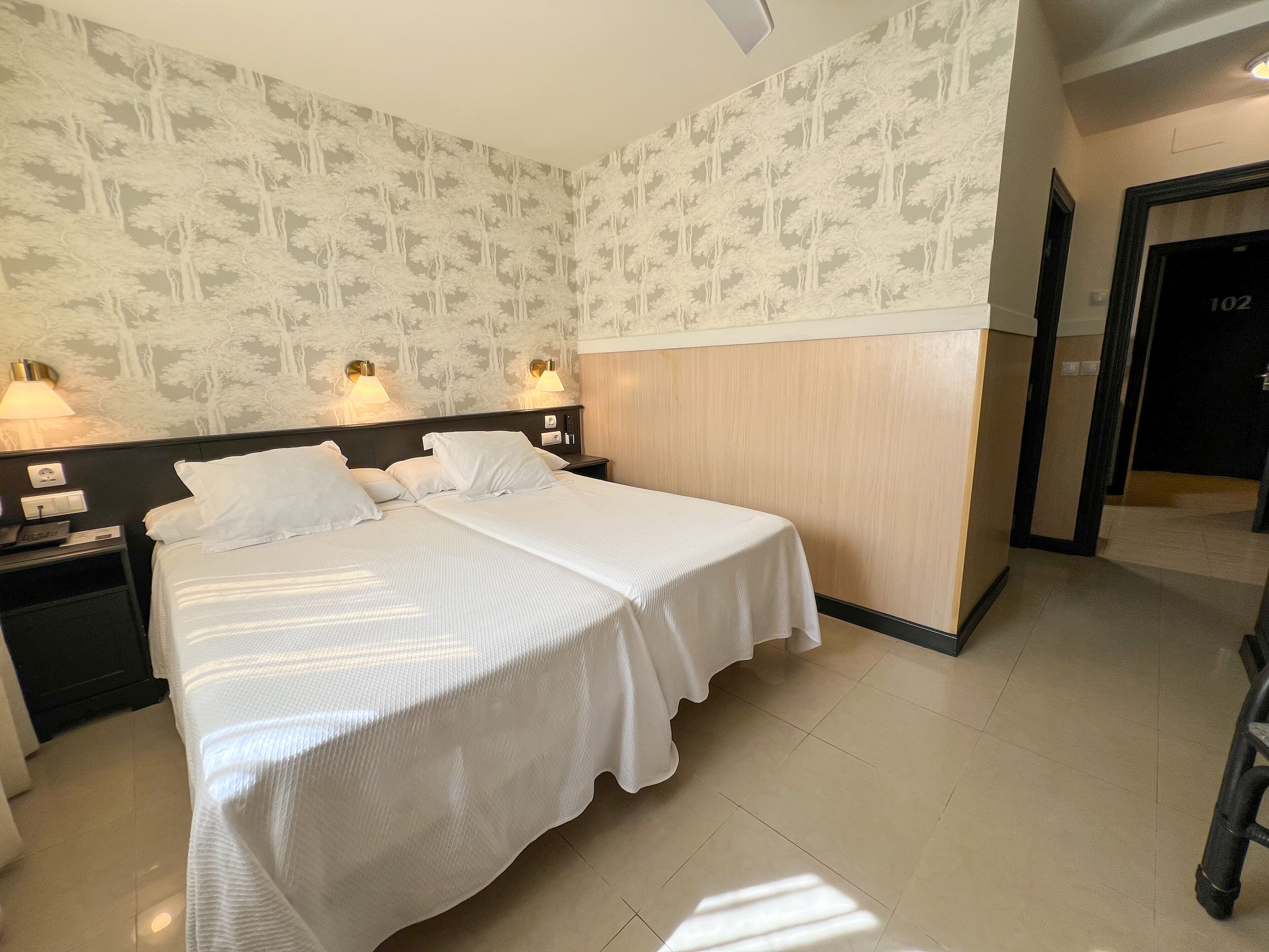 Quarto casal família | Frigobar, cofres nos quartos, escrivaninha, Wi-Fi de cortesia