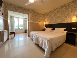 Familien-Doppelzimmer | Minibar, Zimmersafe, Schreibtisch, kostenloses WLAN