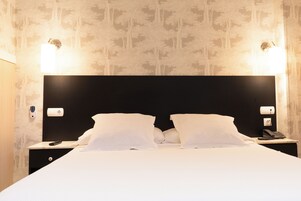 Camera tripla | Minibar, una cassaforte in camera, una scrivania, Wi-Fi gratuito