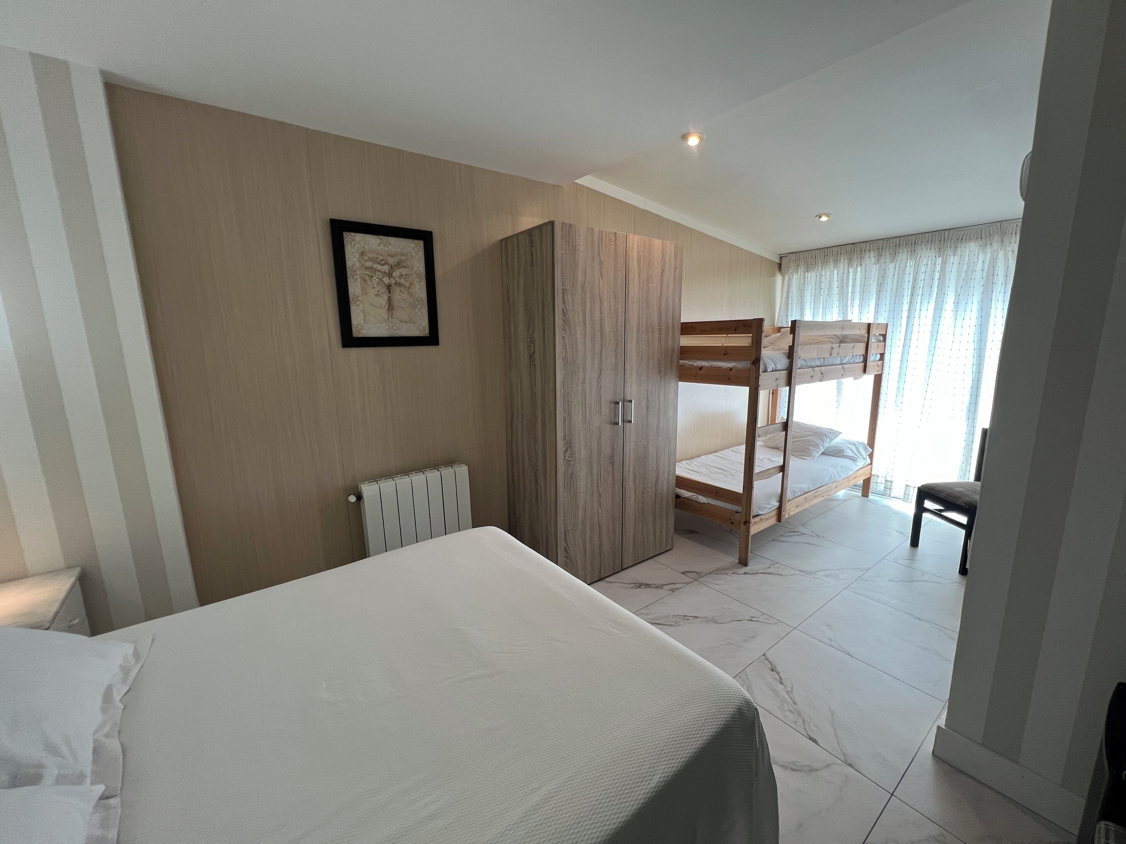 Minibar, caja de seguridad en la habitación, escritorio y wifi gratis 