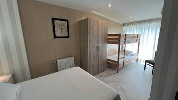 Habitación familiar doble | Minibar, caja fuerte, escritorio y wifi gratis