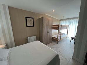 Minibar, coffres-forts dans les chambres, bureau, Wi-Fi gratuit