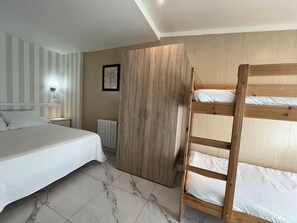 Chambre Double Familiale | Minibar, coffres-forts dans les chambres, bureau, Wi-Fi gratuit