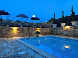 Innenpool, geöffnet von 10:30 Uhr bis 20:00 Uhr, Sonnenschirme