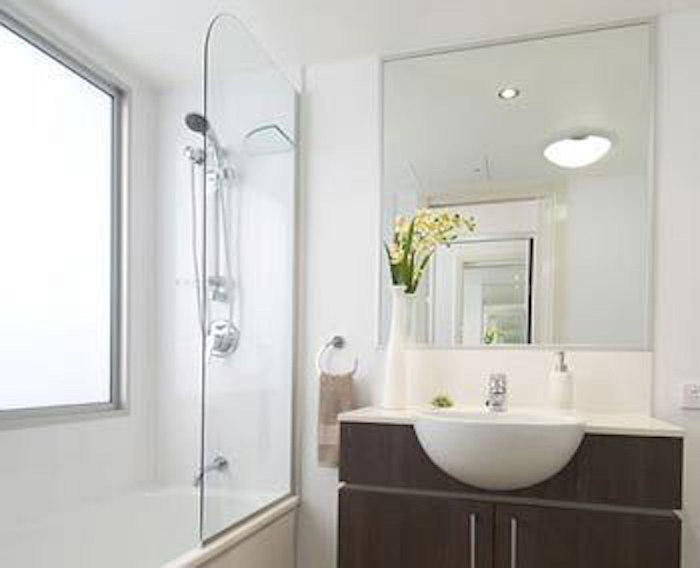 Combined shower/bathtub, rainfall showerhead, free toiletries